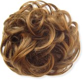 Lichtbruin, krullend haarstuk met een rommelige, opgestoken look.