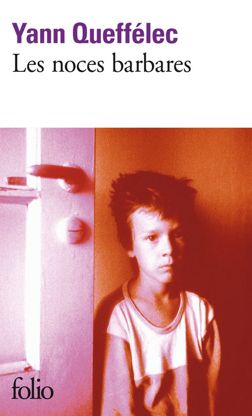 Couverture du livre "Les noces barbares" de Yann Queffélec. Un garçon aux cheveux ébouriffés se tient devant un fond orange.