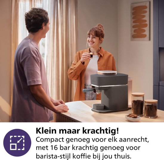 Een stel praat bij de Philips Baristina volautomatische espressomachine.