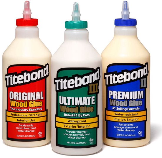 Drie flessen Titebond houtlijm: Original, III Ultimate, en II Premium in rood, groen en blauw.