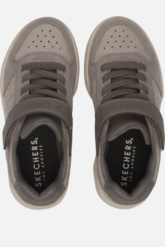 Bovenkant van twee grijze Skechers sneakers met klittenband en veters.