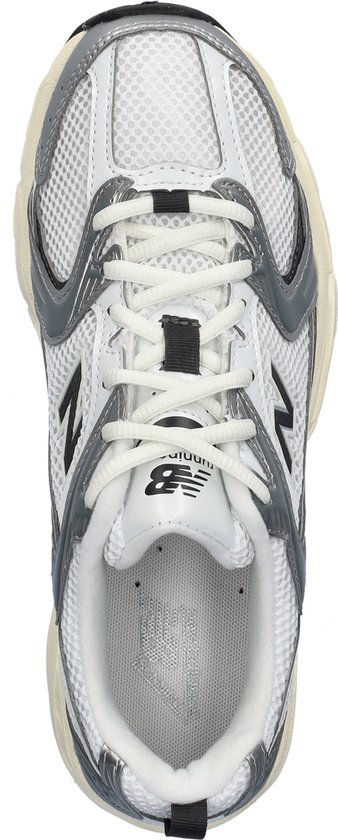 Bovenaanzicht van een witte New Balance 530 sneaker met zilveren accenten.