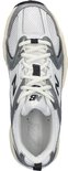 Bovenaanzicht van een witte New Balance 530 sneaker met zilveren accenten.