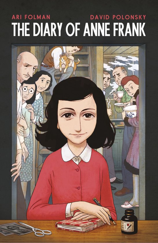 Een meisje met zwart haar, Anne Frank, zit aan een bureau met een boek en pen. Een groep mensen staat achter haar.