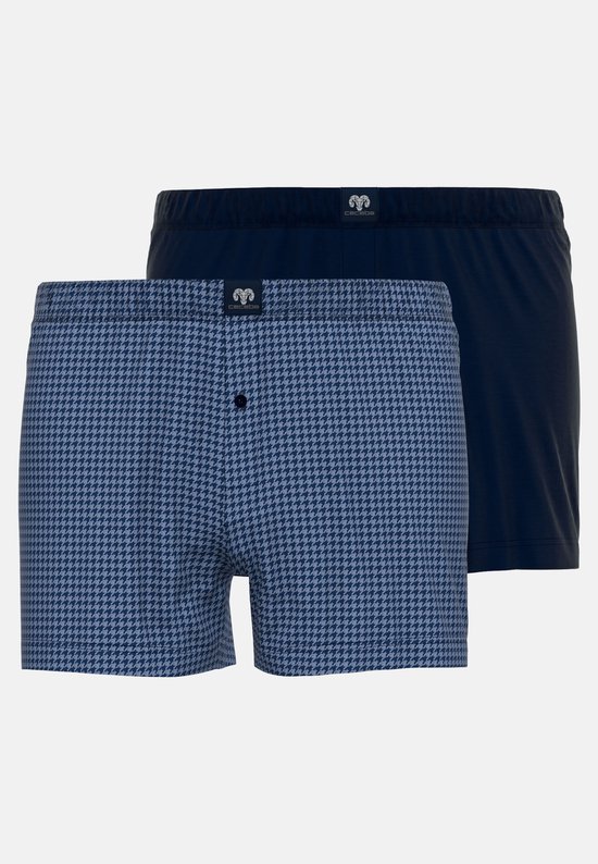 Twee heren boxershorts: een met pied-de-poule patroon en een effen donkerblauwe.