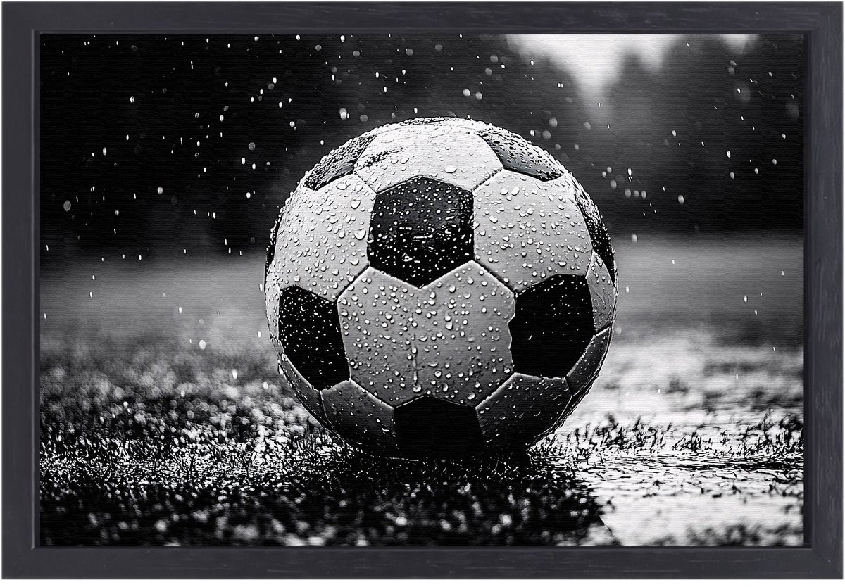 Zwart-wit voetbal in regen - Voetbal portret - Wandkunst sport - Hyperrealisme - Schilderijen op canvas met baklijst - Huisdecoratie - Canvas met baklijst 150x100 cm