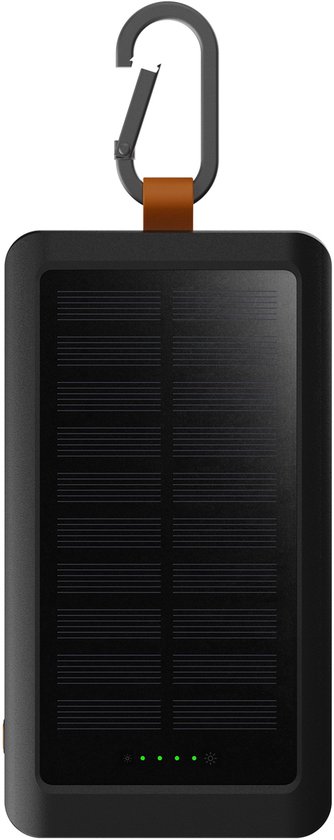 Zwarte Xtorm powerbank met zonnepaneel en karabijnhaak, met groene LED-indicatoren aan de onderkant.