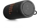 Zwarte JBL draagbare speaker met oranje JBL logo en grijze knoppen bovenop.