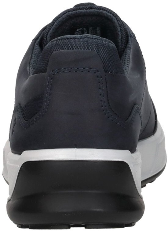 Achterkant van een donkerblauwe Ecco sneaker met witte en zwarte zool.
