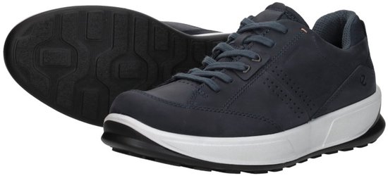 Donkerblauwe Ecco nubuck sneaker, zijaanzicht, met witte zool en de onderkant van de zool zichtbaar.