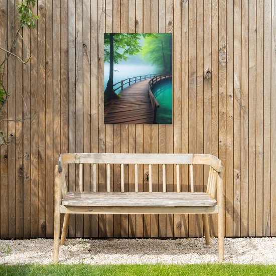 Houten tuinposter met een schilderachtige houten brug over een turquoise water in een mistig bos.