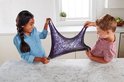 Deux enfants jouent avec de la colle à paillettes violette.