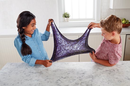 Deux enfants jouent avec de la colle à paillettes violette.