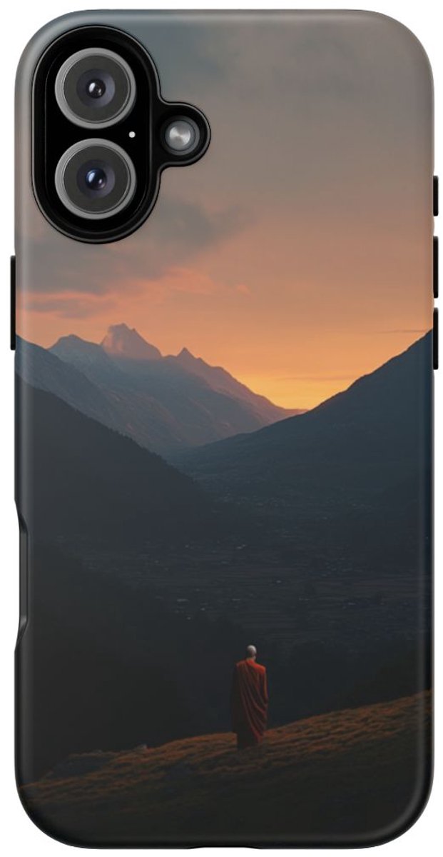 Monnik in Bergdal bij Zonsopkomst – Telefoonhoesje Geschikt voor iPhone 16 Plus