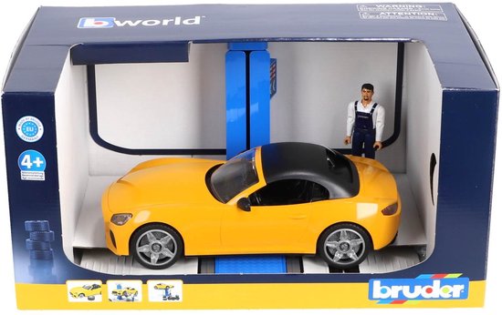 Gele speelgoedauto met zwarte kap op een display standaard in verpakking, met monteur en carwash details.