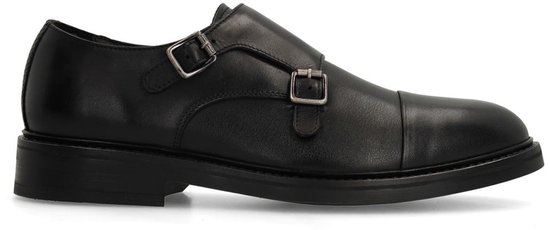 Zwarte leren schoen met dubbele gesp, ronde neus en gespsluiting.