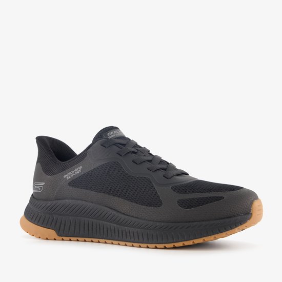 Zwarte sneaker met veters, mesh bovenwerk, bruine zool en 'Skechers Slip-ins' logo op de zijkant.