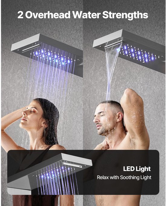 Man en vrouw ervaren de led-verlichte douchekop met twee watersterktes: regen- en watervalstraal.