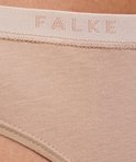 Detail van de beige katoenen band met Falke logo op een slipje.