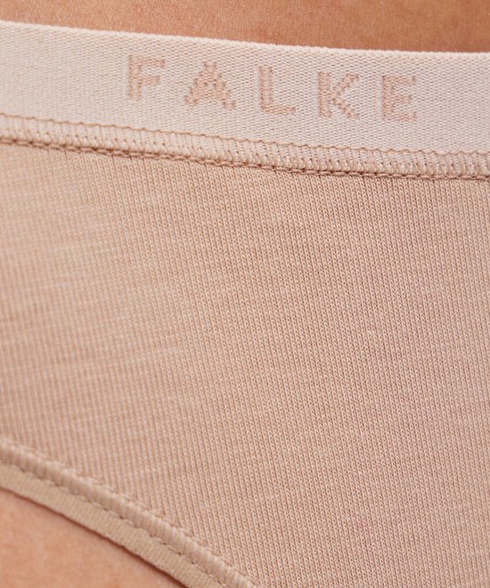 Detail van de beige katoenen band met Falke logo op een slipje.