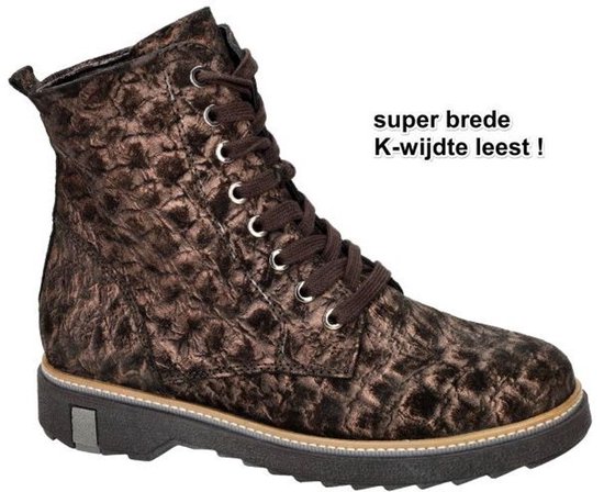 Donkerbruine enkellaars met een reptielachtige print en veters. Tekst: 'super brede K-wijdte leest!'