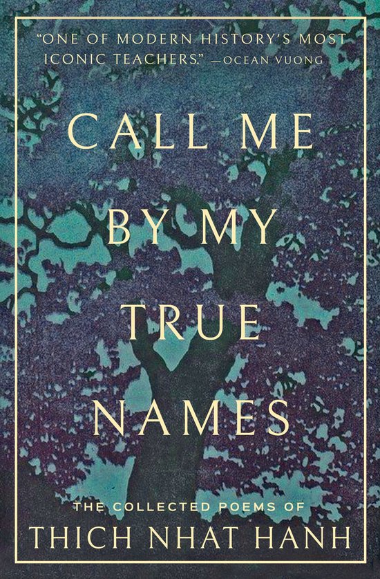Boekcover: "CALL ME BY MY TRUE NAMES" met de verzamelde gedichten van Thich Nhat Hanh, op een donkerblauwe achtergrond met een abstracte, groene boomstructuur.