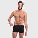 Lachende man met zwarte boxershorts, elastische band met 'Bamboo basics' erop.