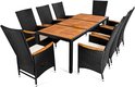 Zwarte polyrattan tuinset met acht stoelen met houten armleuningen, rond een tafel met houten tafelblad.