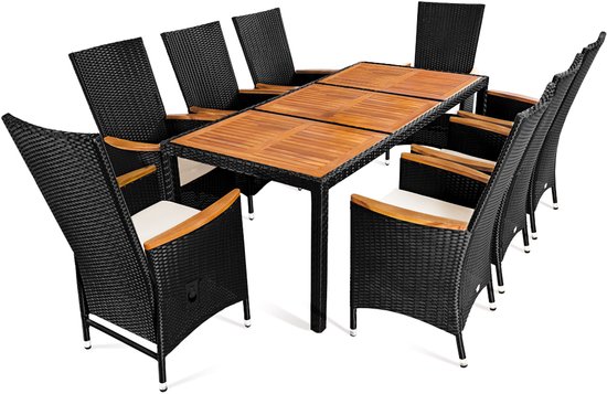 Zwarte polyrattan tuinset met acht stoelen met houten armleuningen, rond een tafel met houten tafelblad.