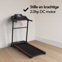 Zwarte loopband met rode accenten in een kamer, met de tekst "Stille en krachtige 2.0hp DC motor".