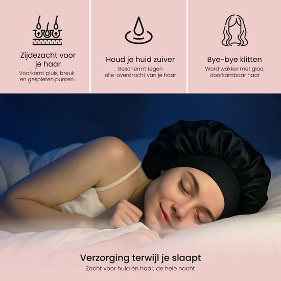 Model slaapt met zwarte satijnen slaapmuts met strik; verzorging voor huid en haar.