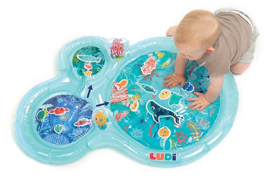 Baby kruipt bij een lichtblauwe water speelmat met vrolijke zeedieren en zeewier opdruk.