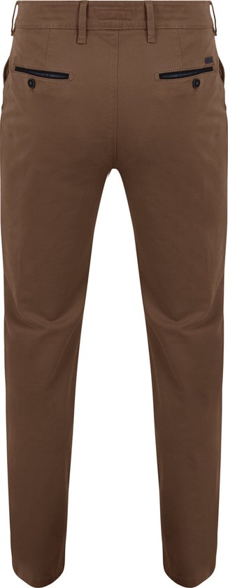 Achterkant van een bruine chino met twee zwarte knopen op de achterzakken.