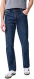 Man met een donkerblauwe jeans en een grijs shirt, witte sneakers.