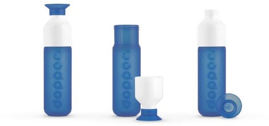 Drie blauwe Dopper drinkflessen, één met losse dop, één met bekertje, één met dop.