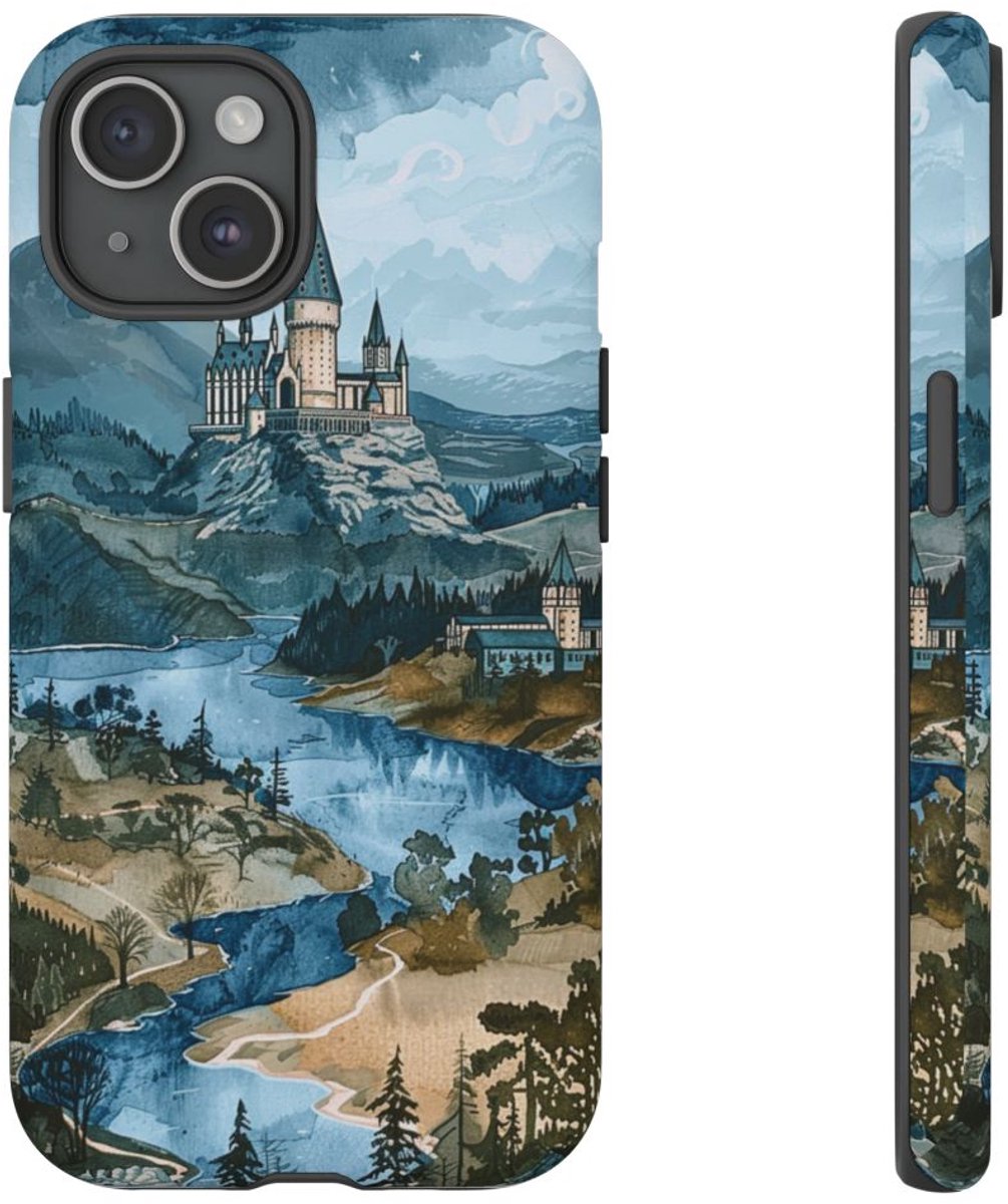 Sprookjesachtig Kasteel in Berglandschap – Telefoonhoesje Geschikt voor iPhone 15