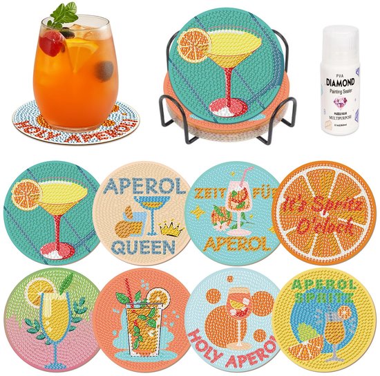 Un ensemble de huit sous-verres ronds de peinture diamant sur le thème de l'Aperol Spritz, y compris des verres, des fruits et du texte. Un sous-verre avec un verre d'Aperol Spritz repose sur une boisson.