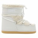 Witte dames moonboot van British Knights met beige suède en teddy voering. Zijkant met vetersluiting en logo.