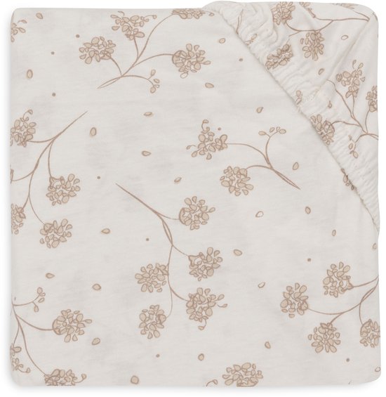 Gevouwen crème hoeslaken met een subtiel patroon van bruine bloementakjes.
