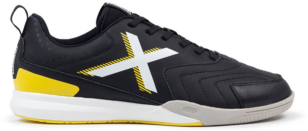 Zwarte Munich Rondito 13 zaalschoenen EU 45 met gele accenten en gestructureerde teen voor indoor prestaties.