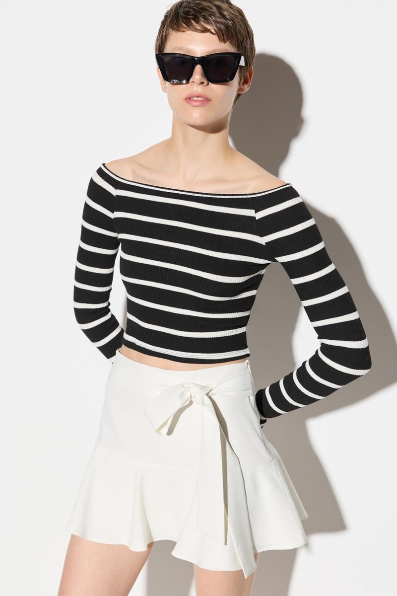 Crop top à col carré en tissu sergé à rayures noires et blanches