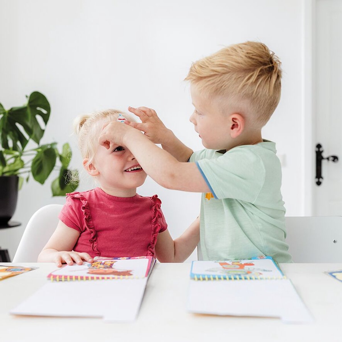 Totum Dress Me Up sticker aankleed- en kleurboekje vakantieboekje dieren 24 delig - speelgoed junior vanaf 3 jaar stickeren en kleuren - panda en vosje — afbeelding 11