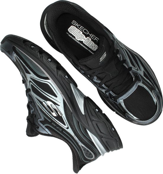 Bovenkant van zwarte Skechers 'Slip-ins' sneakers met zilverkleurige accenten.