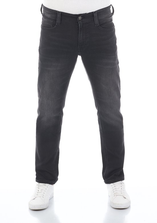 Rechttoe rechtaan jeans in donkergrijs denim met een lichte wassing, gedragen door een model met witte sneakers.