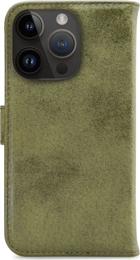 Coque de téléphone vert olive de style portefeuille, avec l'arrière du téléphone visible.