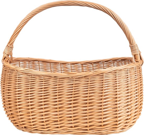 Gros plan d'un panier en osier vide avec une anse courbée.