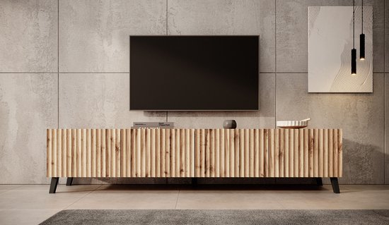 Dressoir met verticale houten lamellen in eikenlook en zwarte pootjes. Gemonteerd met een tv.