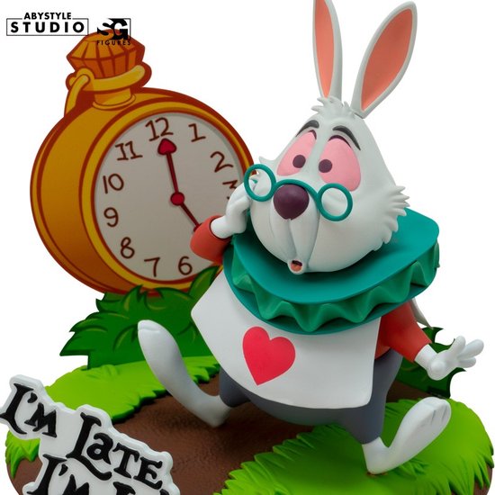 Witte konijn met bril, vest met hart, naast een gele zakhorloge en een bordje 'I'm late, I'm late'.