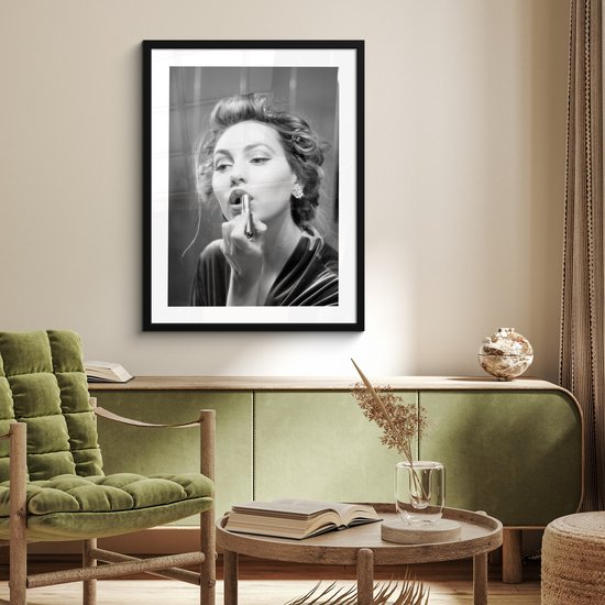 Fotolijst inclusief poster 60x80 cm - Vrouw portret make up - Foto in lijst zwart wit - Muurdecoratie slaapkamer vintage - Houten lijsten fotohouder - Posters in kaders - Wissellijst bed decoratie - Fotokaders - Photo frame