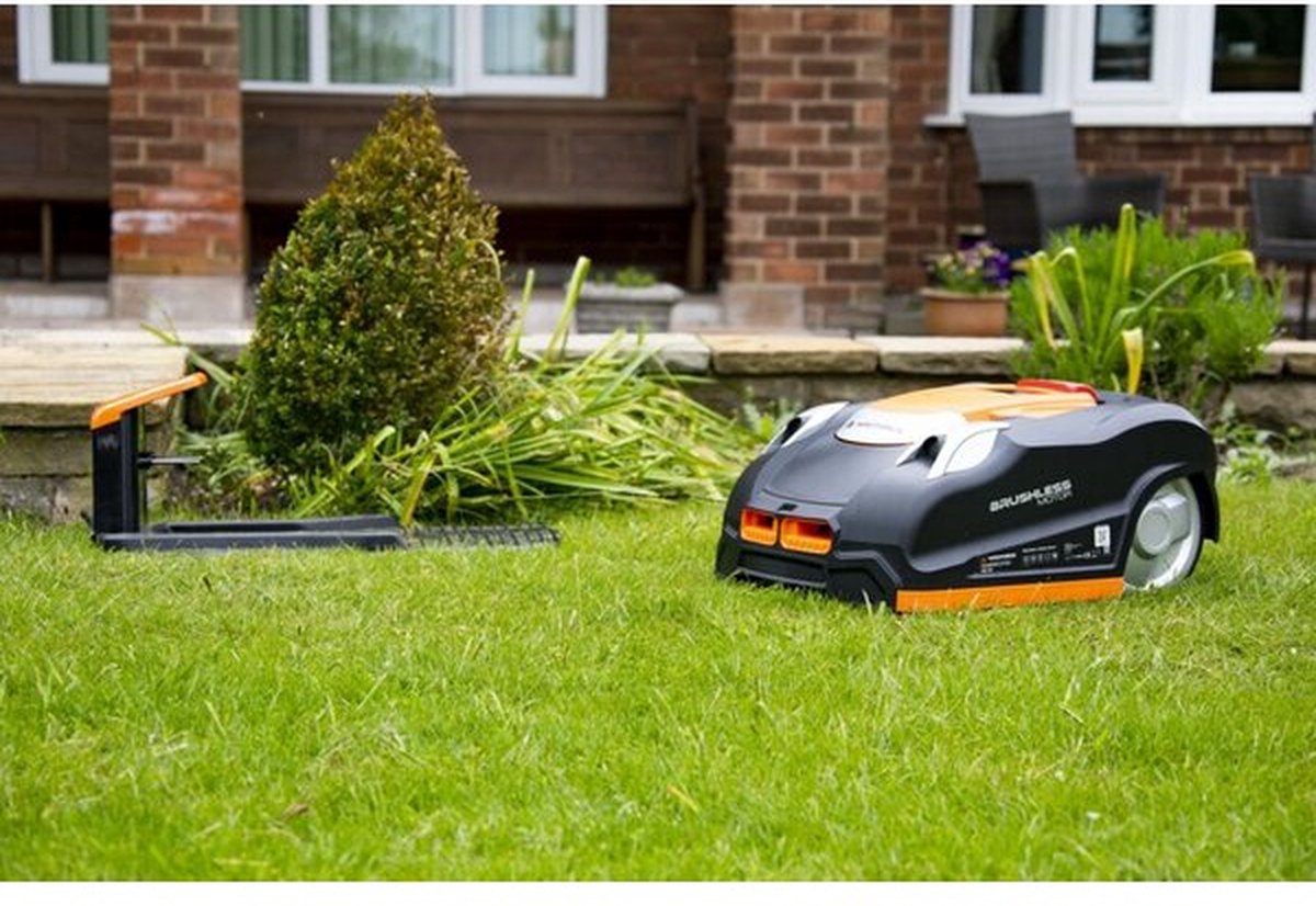 Afbeelding 3 van Yard Force NX 60i - Robotmaaier - tot 600m² - Regensensor - iRadar ultrasone sensor - Wifi - Randsnijfunctie - App bediening - Diervriendelijk - Robot grasmaaiers - Grasmaaier